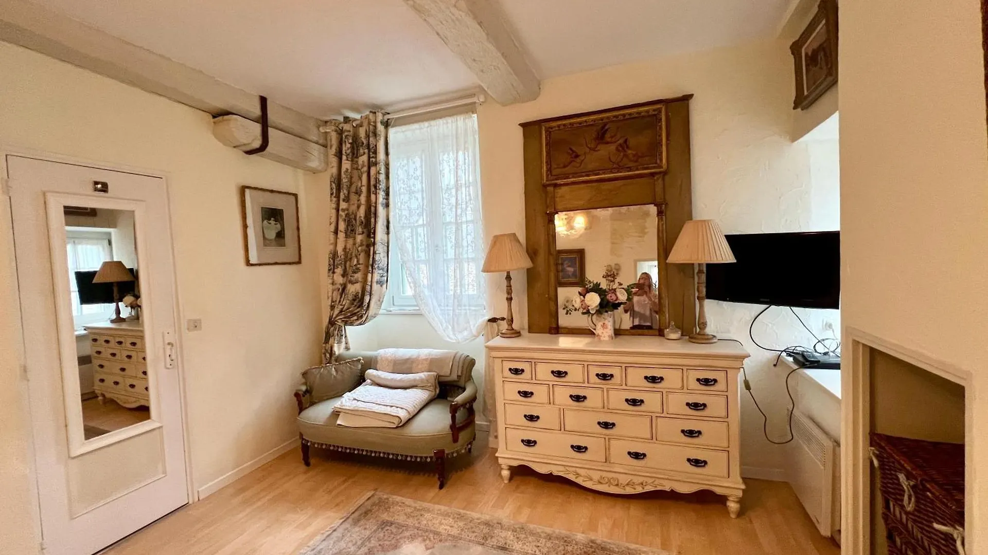 La Petite Madeleine Is A Charming 2 Bedroom Pet Friendly Gite Situated On Dinan Port