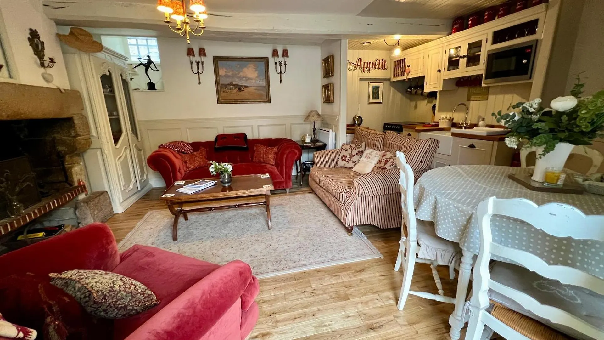 La Petite Madeleine Is A Charming 2 Bedroom Pet Friendly Gite Situated On Dinan Port Holiday home