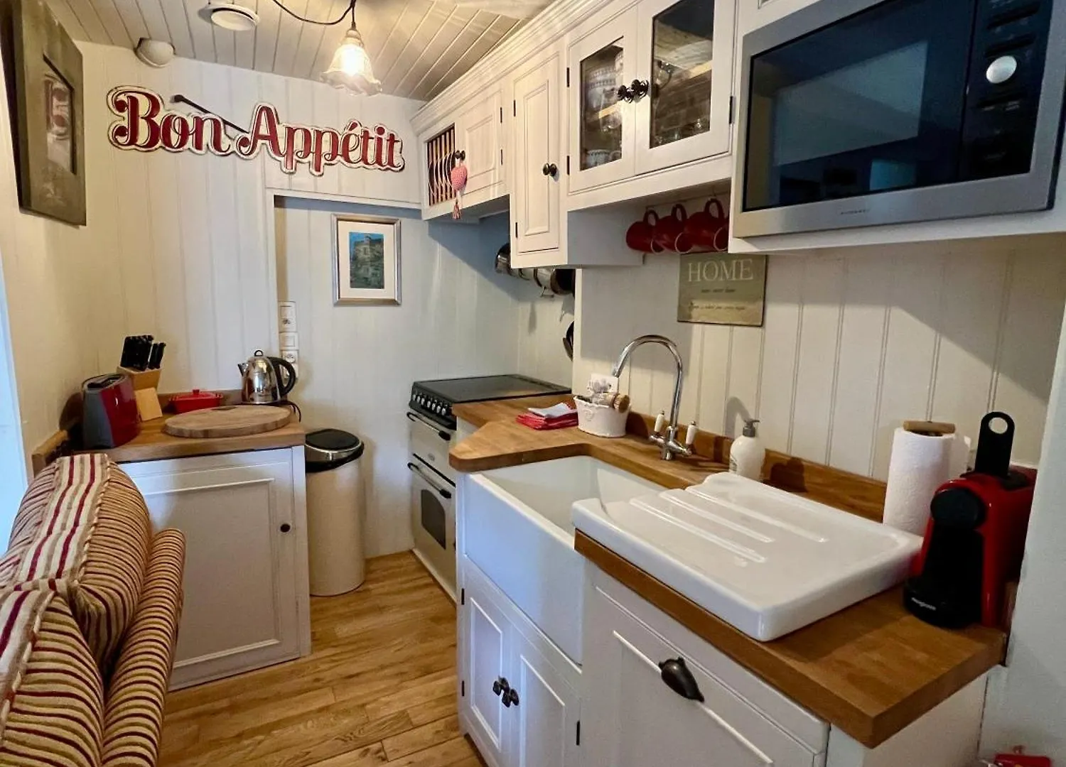 La Petite Madeleine Is A Charming 2 Bedroom Pet Friendly Gite Situated On Dinan Port Holiday home