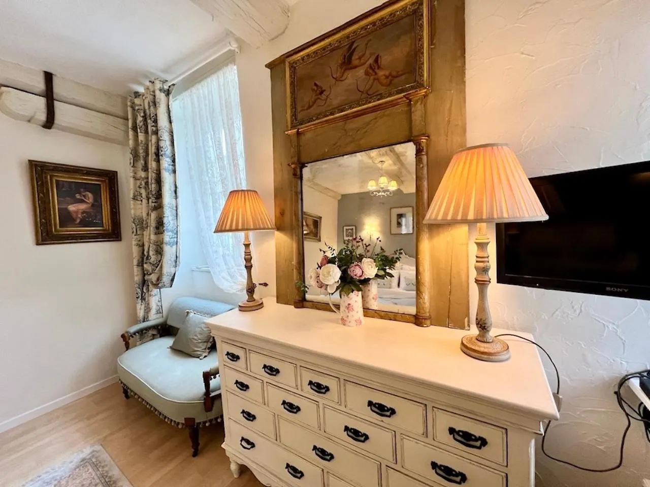 La Petite Madeleine Is A Charming 2 Bedroom Pet Friendly Gite Situated On Dinan Port Holiday home